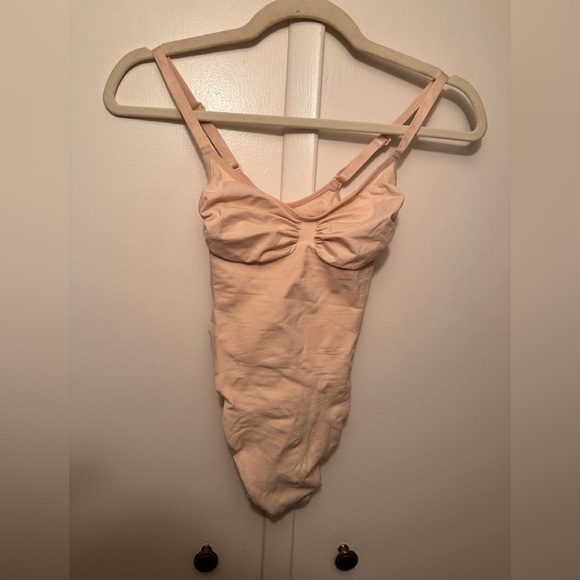 SKIMS SEAMLESS SCULPT THONG BODYSUIT NWOT - Picture 3 of 6